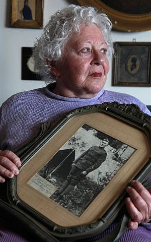 Elsie Shemin-Roth holds a World War I photo of her father, William Shemin, at her home in Labadie, Mo. He died in 1973. (photo credit: AP Photo/Jeff Roberson, File) Elsie Shemin-Roth holds a World War I photo of her father, William Shemin, at her home in Labadie, Mo. He died in 1973. (photo credit: AP Photo/Jeff Roberson, File)