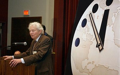 Physics Nobel Prize winner Dr. Leon M. Lederman, speaks at the University of Chicago on February 27, 2002. (AP/Aynsley Floyd)