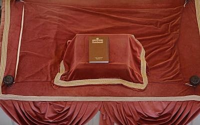 In this Thursday, May 28, 2015 photo a "siddur" (prayer book) sits atop the "Bima" (reader's deck) at the Touro Synagogue, the nation's oldest, in Newport, Rhode Island. (AP/Stephan Savoia) 