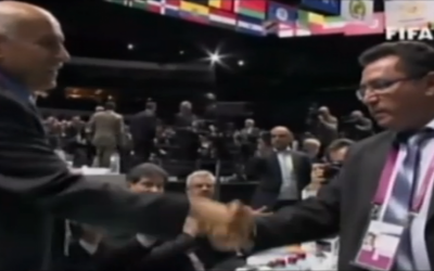 Ofer Eini (right), Israel's soccer chief, shakes hands with his Palestinian counterpart Jibril Rajoub at FIFA's Zurich congress, May 29, 2015 (screen capture: Channel 2)