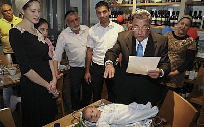 Rabbi Shlomo Riskin, rabbi of the Jewish settlement of Efrat, conducts the Pidyon HaBen ceremony for a 30-day-old first born son in Efrat, West Bank, on May 25, 2015. (Gershon Elinson/Flash90)
