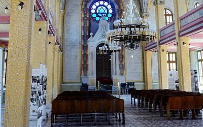 Synagogue interior (CC-BY-SA CeeGee/Wikimedia Commons)