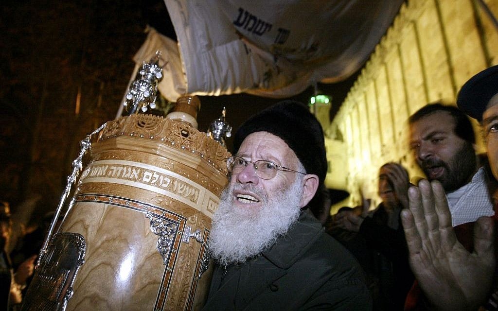 Rabbi Moshe Levinger celebrates at the Tomb of the Patriarchs in Hebron, December 3, 2003 (Flash90)