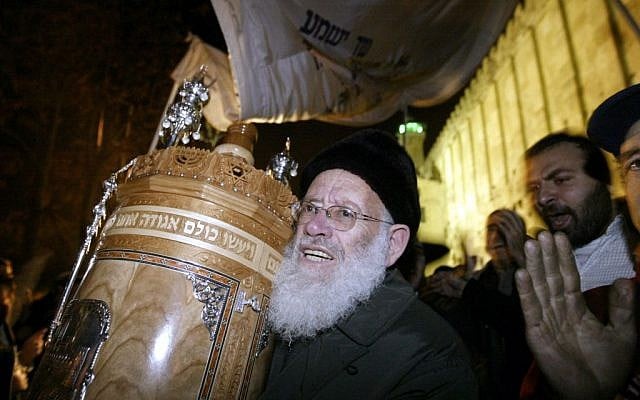 Rabbi Moshe Levinger celebrates at the Tomb of the Patriarchs in Hebron, December 3, 2003 (Flash90)