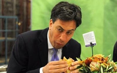Leader of the British Labour Party Ed Miliband eating a bacon sandwich, May 2014. (screen capture: YouTube/BETTYSBUDGIE) Leader of the British Labour Party Ed Miliband eating a bacon sandwich, May 2014. (screen capture: YouTube/BETTYSBUDGIE)
