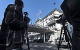 Media gathers outside the Hotel Baur-au-Lac where Swiss authorities conducted an early morning operation on May 27, 2015, to arrest FIFA officials. (AFP PHOTO / STR)