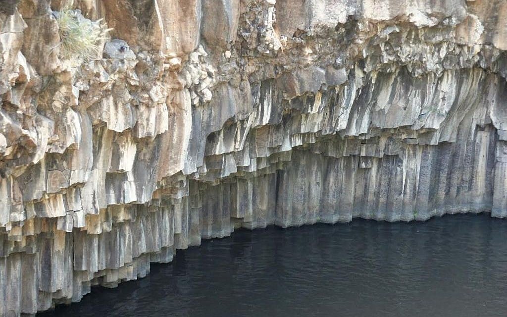 Six-sided basalt columns in the Hexagon Pool (Shmuel Bar-Am)