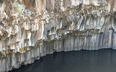 Six-sided basalt columns in the Hexagon Pool (Shmuel Bar-Am)