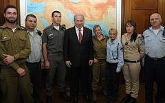 Prime Minister Benjamin Netanyahu (center), along with the IDF's then-chief education officer Brig. Gen. Eli Schermeister (right), and several participants in the army's Nativ conversion course on December 15, 2010. (Amos Ben-Gershom/GPO, File/Courtesy)