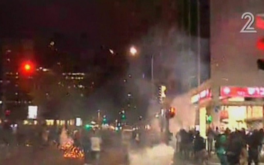 Protesters in Tel Aviv on May 3, 2015. (Screen capture: Channel 2)