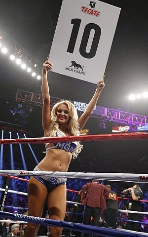 A ring call carries the card for round 10 during the Floyd Mayweather Jr., and Manny Pacquiao welterweight unification bout at the MGM Grand Garden Arena in Las Vegas, Nevada on May 2, 2015 (photo credit: AFP / JOHN GURZINKSI) 