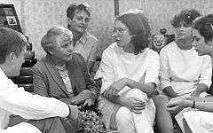 Ingeborg Syllm-Rapoport (2nd from left) speaking to a group on students, circa 1985 (CC BY-SA Hochgeladen von BArchBot)