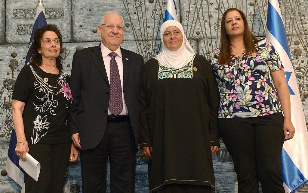 President Reuven Rivlin with members of families who donated organs, in the President's Residence in Jerusalem, on Wednesday, May 27 2015. (Mark Neiman/GPO) President Reuven Rivlin with members of families who donated organs, in the President's Residence in Jerusalem, on Wednesday, May 27 2015. (Mark Neiman/GPO)
