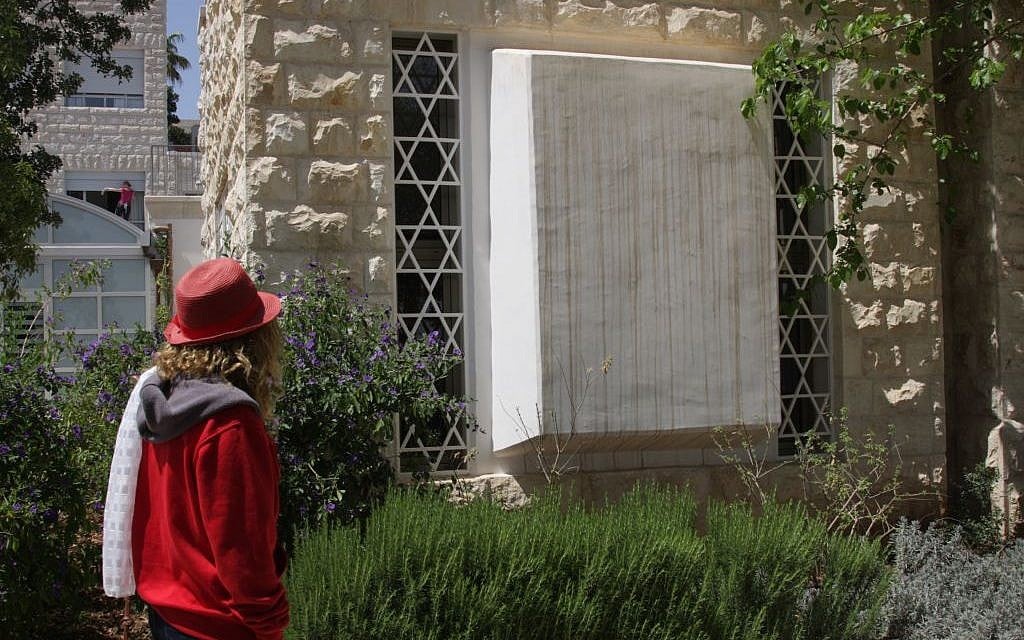 Outside the former synagogue (Shmuel Bar-Am)