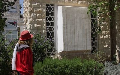 Outside the former synagogue (Shmuel Bar-Am)