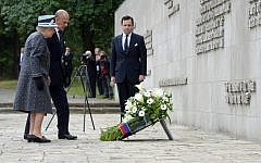 Britain's Queen Elizabeth II and The Duke of Edinburg, Prince Philip lay a wreath during a visit to the memorial site of former Nazi concentration camp Bergen-Belsen on June 26, 2015.  (AFP/JULIAN STRATENSCHULTE)