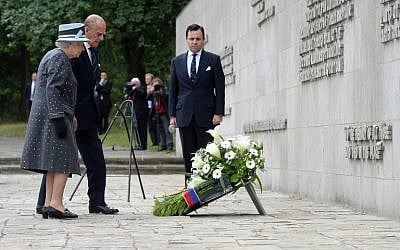 Britain's Queen Elizabeth II and The Duke of Edinburgh, Prince Philip lay a wreath during a visit to the memorial site of former Nazi concentration camp Bergen-Belsen on June 26, 2015.  (AFP/JULIAN STRATENSCHULTE)