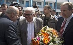 German Foreign Minister Frank-Walter Steinmeier (second from left) on a visit to a UN-run school in Gaza City, on June 1, 2015. (AFP/Mahmud Hams)