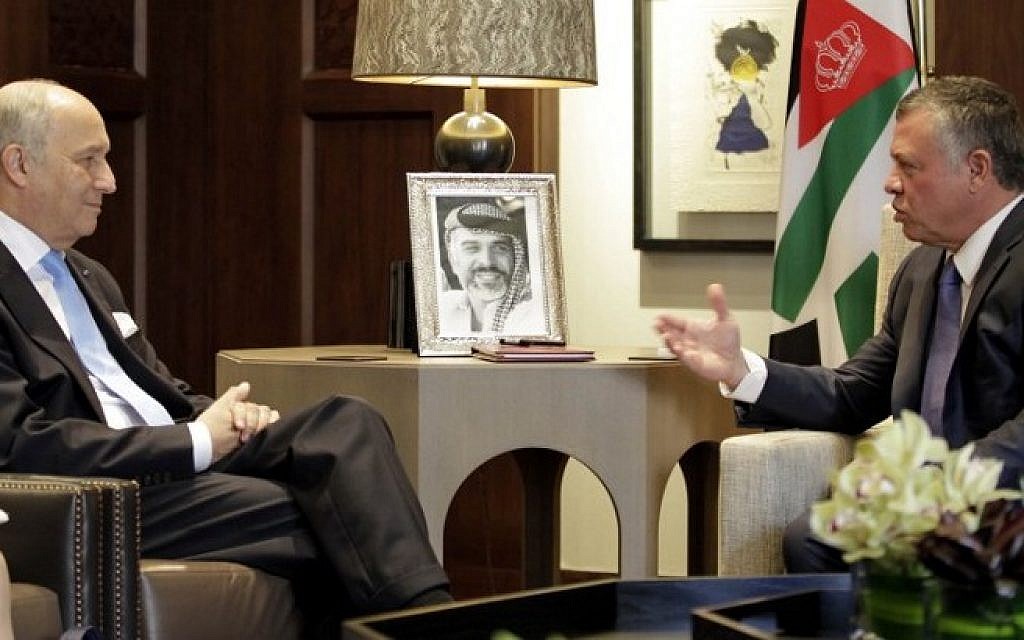 Jordan's King Abdullah II speaks with French Foreign Minister Laurent Fabius during a meeting at the Royal Palace in the Jordanian capital, Amman, on June 21, 2015. (AFP/ KHALIL MAZRAAWI)
