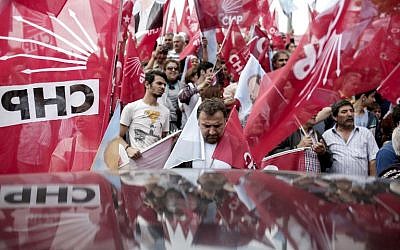 Supporters of Turkey's main opposition Republican People's Party (CHP) wave flags during an election rally in the district of Kadikoy in Istanbul on June 6, 2015 (AFP PHOTO / YASIN AKGUL)