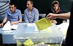A Turkish man casts his vote in Turkey's general election at a polling station in Istanbul on June 7, 2015. (AFP/OZAN KOSE)