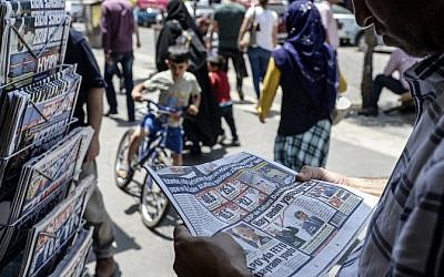 A Turkish man reads a newspaper to check the results of elections in Diyarbakir on June 8, 2015. (AFP/BULENT KILIC)