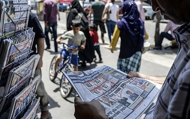A Turkish man reads a newspaper to check the results of elections in Diyarbakir on June 8, 2015. (AFP/BULENT KILIC) A Turkish man reads a newspaper to check the results of elections in Diyarbakir on June 8, 2015. (AFP/BULENT KILIC)