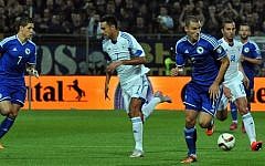 Bosnia and Herzegovina's Ognjen Vranjes (C) runs in front of Israel's Ben Sahar (2nd R) and Eran Zahavi (2nd L) during the Euro 2016 qualifier match between Bosnia and Herzegovina and Israel on June 12, 2015 in Zenica. (AFP/ ELVIS BARUKCIC)