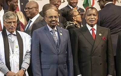 Sudanese President Omar al-Bashir, center, flanked by Congo's President Denis Sasso-Nguesso, right,  and a Sahrawi representative, poses for a group photograph of leaders at the 25th African Union Summit in Sandton South Africa, June 14, 2015. (AFP/GIANLUIGI GUERCIA)