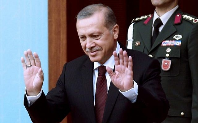 Turkey's President Recep Tayyip Erdogan greets members of parliament as he arrives for a swearing-in ceremony at the Turkish parliament in Ankara, Turkey, June 23, 2015. (AFP/ADEM ALTAN) Turkey's President Recep Tayyip Erdogan greets members of parliament as he arrives for a swearing-in ceremony at the Turkish parliament in Ankara, Turkey, June 23, 2015. (AFP/ADEM ALTAN)
