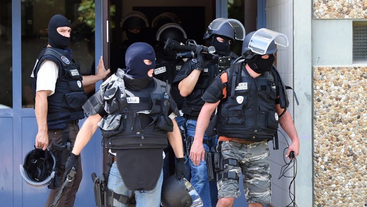 Special forces of France's Research and Intervention Brigades (BRI) leave the building housing the apartment of a man suspected of carrying out an attack in Saint-Priest near Lyon on June 26, 2015. (AFP PHOTO / PHILIPPE DESMAZES) Special forces of France's Research and Intervention Brigades (BRI) leave the building housing the apartment of a man suspected of carrying out an attack in Saint-Priest near Lyon on June 26, 2015. (AFP PHOTO / PHILIPPE DESMAZES)