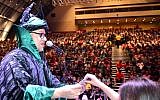 Israeli magician Cagliostro sets Guinness world record by teaching a card trick to 1,576 school children in Haifa, June 1, 2015. (Courtesy of Beit HaGefen)