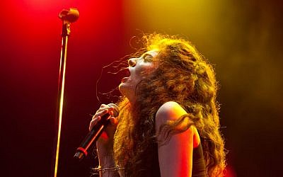Lorde performs at Britain's Lollapalooza festival in 2014 (CC BY Liliane Callegari/Flickr)