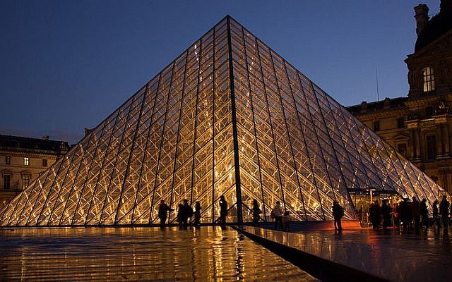The Louvre Museum with its Glass Pyramid in Paris, France (Wikimedia Commons, CC BY-SA  Hteink.min)