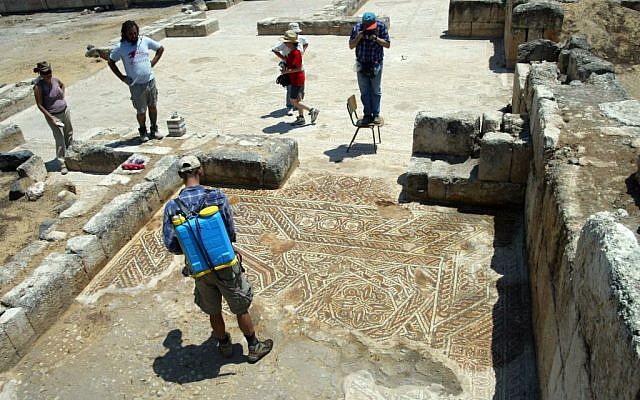 Archaeologists at Khirbat al-Minya, on the shores of the Sea of Galilee (photo courtesy of Minya Excavations, The Hebrew University of Jerusalem) Archaeologists at Khirbat al-Minya, on the shores of the Sea of Galilee (photo courtesy of Minya Excavations, The Hebrew University of Jerusalem)
