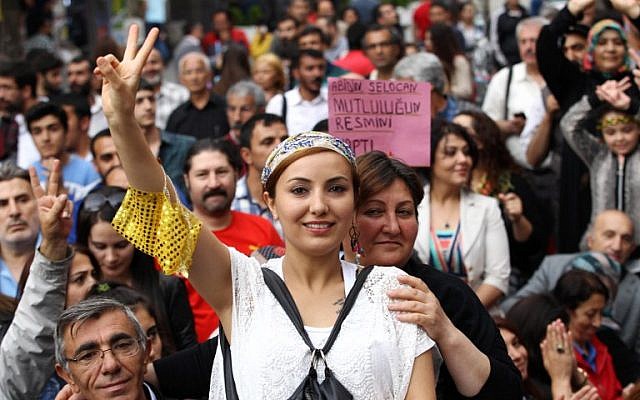 A supporter of pro-Kurdish People's Democracy Party (HDP) makes a victory sign as she celebrates the results of the HDP party as part of the legislative election in Ankara, on June 9, 2015. (AFP photo/Adem Altan) A supporter of pro-Kurdish People's Democracy Party (HDP) makes a victory sign as she celebrates the results of the HDP party as part of the legislative election in Ankara, on June 9, 2015. (AFP photo/Adem Altan)