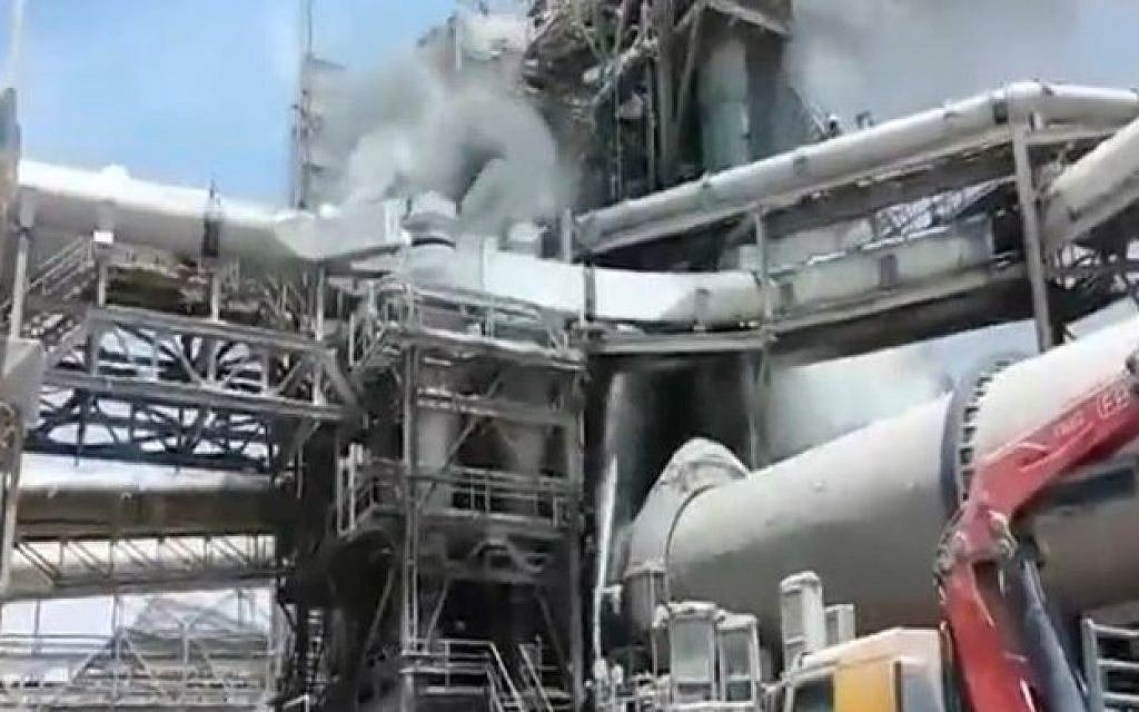 Fire crews work to extinguish blaze at the Rotem Amfert plant in Dimona, Wednesday, June 10, 2015 (screen capture/Channel 2)