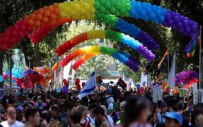 Arches of rainbow-hued balloons at Tel Aviv's Gay Pride parade in June 2015. (Guy Yehiely/City of Tel Aviv-Jaffa)