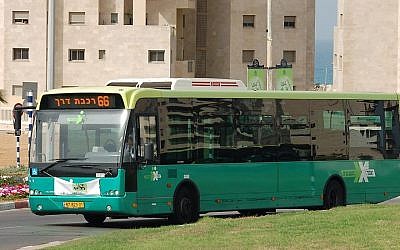 Illustrative:" An Egged Ta'avurah bus. (Effi Elians/Wikimedia/CC BY-SA 3.0)