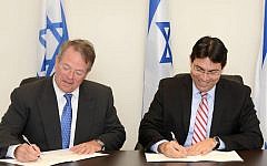 Lockheed-Martin Executive Vice-President Patrick Dewar (L) and Minister of Science and Technology Danny Danon sign an agreement to jointly produce educational curricula for all age groups in science and technology, with an emphasis on teaching the principles of cyber-security, June 24 2015 (Mark Neiman)