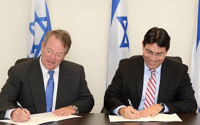 Lockheed-Martin Executive Vice-President Patrick Dewar (L) and Minister of Science and Technology Danny Danon sign an agreement to jointly produce educational curricula for all age groups in science and technology, with an emphasis on teaching the principles of cyber-security, June 24 2015 (Mark Neiman) Lockheed-Martin Executive Vice-President Patrick Dewar (L) and Minister of Science and Technology Danny Danon sign an agreement to jointly produce educational curricula for all age groups in science and technology, with an emphasis on teaching the principles of cyber-security, June 24 2015 (Mark Neiman)