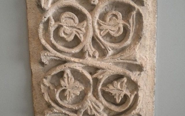 Masonry carvings from the Umayyad palace at Khirbat al-Minya (CC BY-SA Khalid Mahmood, Wikimedia Commons) Masonry carvings from the Umayyad palace at Khirbat al-Minya (CC BY-SA Khalid Mahmood, Wikimedia Commons)