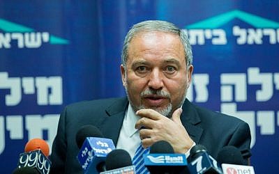 Yisrael Beytenu chairman Avigdor Liberman speaks during a party meeting at the Knesset, Jerusalem May 25, 2015. (Yonatan Sindel/Flash90)