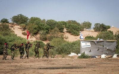 Palestinian fighters from the Democratic Front for the Liberation of Palestine during a military graduation ceremony in Rafah in the southern Gaza Strip, on May 29, 2015. (Abed Rahim Khatib/Flash90)