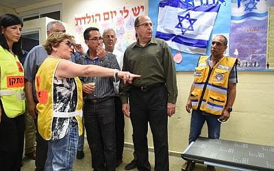 Defense Minister Moshe Ya'alon seen during an emergency drill as part of the "Turning Point 15" exercise, at a school in Rishon Lezion on June 1, 2015  (Diana Hananshvili/Ministry of Defense)