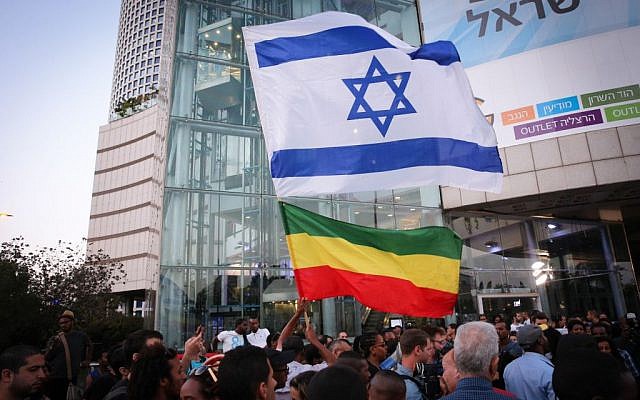 Hundreds of Ethiopian-Israelis protest police brutality and their mistreatment in Israeli society, in Tel Aviv, on June 03, 2015. (FLASH90)