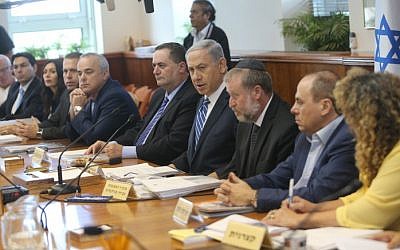Prime Minister Benjamin Netanyahu leads the weekly cabinet meeting at the Prime Minister  Office in Jerusalem, on June 21, 2015. (Alex Kolomoisky/POOL)