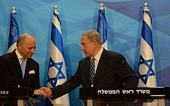 Prime Minister Benjamin Netanyahu (right) meets with French Foreign Minister Laurent Fabius (left) in Jerusalem, June 21, 2015. (Haim Zach/GPO)