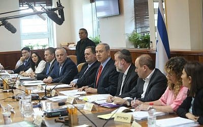 Prime Minister Benjamin Netanyahu leads the weekly cabinet meeting in Jerusalem, on June 28, 2015. (Photo by Alex Kolomoisky/POOL)