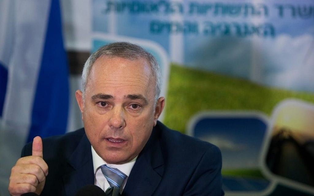 Minister of Energy and Water Resources Yuval Steinitz presenting the guidelines for regulating the country’s offshore natural gas reserves at a press conference in Jerusalem, June 30, 2015. (Yonatan Sindel/Flash90)
